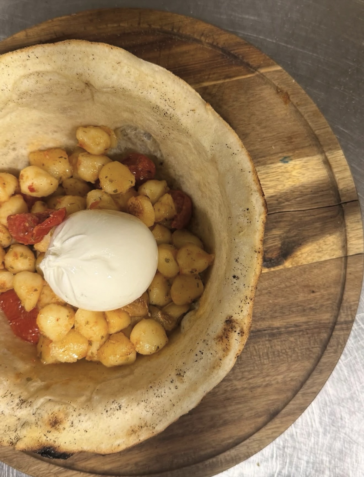 Gnocchis en coque de pâte croustillante avec burrata