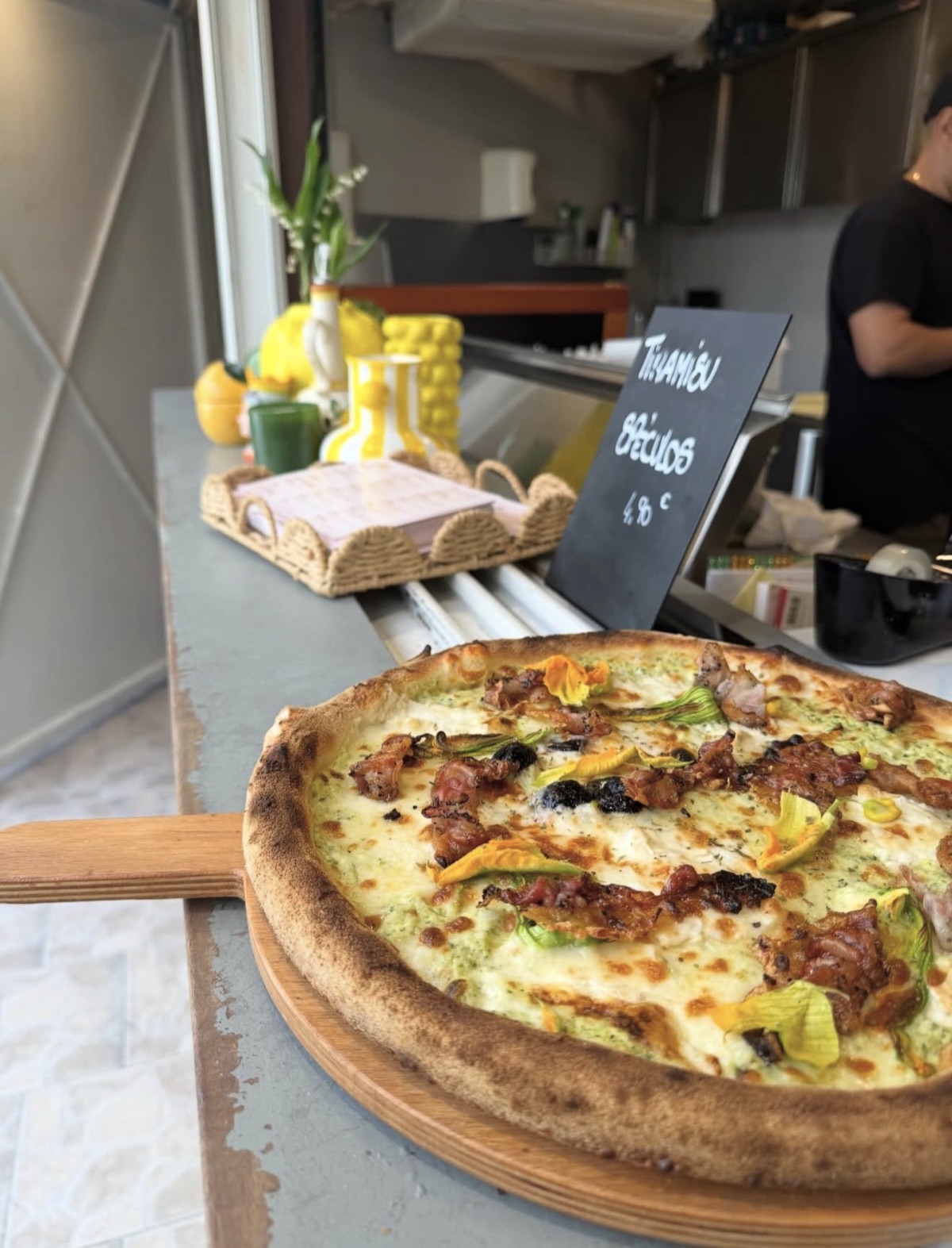 Pizza aux fleurs de courgette et mozzarella — comptoir Enzo Pizza